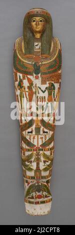 Mumifizierung ist die alte ägyptische Grabpraxis, eine Leiche zur Erhaltung auszutrocknen. Mit Ölen und Gewürzen gesalbt und mit Amuletten geschützt, wurde dieser mit Leinen umhüllte Körper in eine Reihe von brütenden Särgen gelegt; das lebhaft gemalte Gemetzel war die innerste Schale. Auf der Oberfläche des Mumienkofalls identifizieren Inschriften und gemalte Szenen und Symbole den Verstorbenen „Paankhenamun“ (der für Amun lebt) und verkünden seinen Wunsch, im Jenseits gut zu leben. Eine andere Inschrift berichtet, dass er der Türhüter des Tempels von Amun war. Die Namen und Titel auf dem Sarg deuten auf t hin Stockfoto