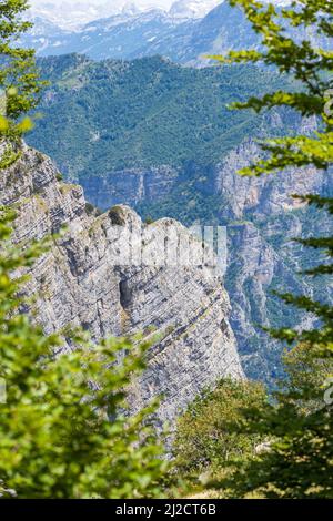 Landschaftsansicht auf die felsige Bergkette mit kleinen Gletschern Stockfoto