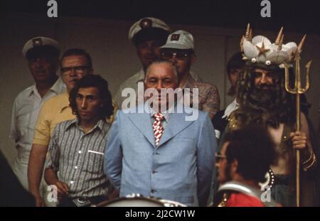 Bürgermeister Daley ist am Überprüfungstand bei der Parade am Eröffnungstag für das Festival am See. King Neptune liegt links vom Bürgermeister, Michigan Avenue in der Nähe der Madison Avenue Ca. 1973 Stockfoto