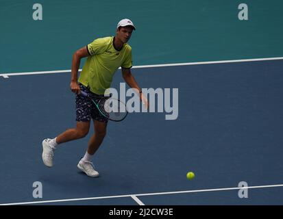 Miami Gardens, FL, USA. 31. März 2022. Hubert Hurkacz gegen Daniil Medvedev während der Miami Open im Hard Rock Stadium am 31. März 2022 in Miami Gardens, Florida. Kredit: Mpi04/Media Punch/Alamy Live Nachrichten Stockfoto