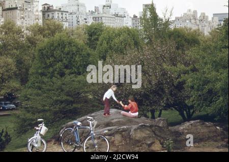 Fahrradfahrer im Central Park. Sonntags sind die Fahrten durch den Park für den Autoverkehr gesperrt, und Radfahrer werden zu Herren der Straße ca. 1973 Stockfoto