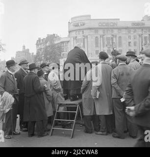 In der Speakers' Corner im Hyde Park hören die Leute einem Redner zu: 1947 Stockfoto