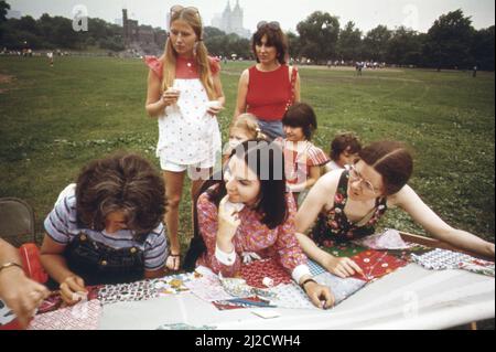 Mittsommerabend-Quiltbiene im Central Park, gesponsert von der New Yorker Parkverwaltung für kulturelle Angelegenheiten Ca. 1973 Stockfoto