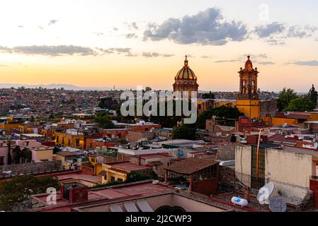 Magische Stunde Licht über der Stadt San Miguel de Allende, Guanajuato, Mexiko. Templo de la Tercera Orden und Templo de San Francisco. (R bis L) Stockfoto