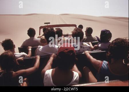 Touristen im Dünenbuggy fahren über sich verschiebende Sanddünen im Silver Lake State Park, 8 Meilen südwestlich von Hart Michigan Ca. 1973 Stockfoto