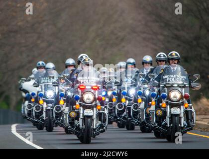 Langhorne, Usa. 31. März 2022. Motorrad-Polizei trägt die Leiche von Martin Mack wird am Donnerstag, den 31. März 2022, auf dem Friedhof unserer Lieben Frau von Grace in Langhorne, Pennsylvania, zu den Interment-Diensten für den Pennsylvania State Trooper Martin Mack III gebracht. Mack wurde letzte Woche im Dienst mit seinem Mitstreiter Brendan Sisca am I-95 getötet. Kredit: William Thomas Cain/Alamy Live Nachrichten Stockfoto