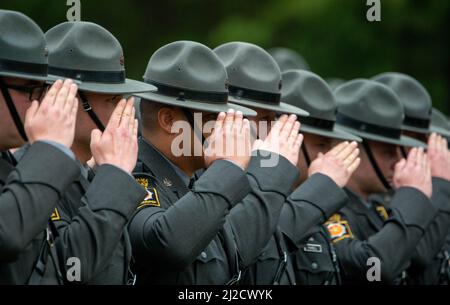 Langhorne, Usa. 31. März 2022. Trooers stehen für Interment-Dienste für den Pennsylvania State Trooper Martin Mack III am Donnerstag, den 31. März 2022, auf dem Friedhof unserer Lieben Frau von Grace in Langhorne, Pennsylvania, zur Verfügung. Mack wurde letzte Woche im Dienst mit seinem Mitstreiter Brendan Sisca am I-95 getötet. Kredit: William Thomas Cain/Alamy Live Nachrichten Stockfoto