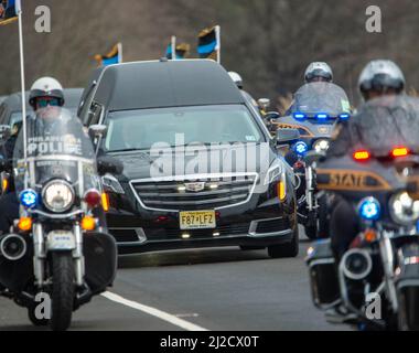 Langhorne, Usa. 31. März 2022. Motorrad-Polizei trägt die Leiche von Martin Mack wird am Donnerstag, den 31. März 2022, auf dem Friedhof unserer Lieben Frau von Grace in Langhorne, Pennsylvania, zu den Interment-Diensten für den Pennsylvania State Trooper Martin Mack III gebracht. Mack wurde letzte Woche im Dienst mit seinem Mitstreiter Brendan Sisca am I-95 getötet. Kredit: William Thomas Cain/Alamy Live Nachrichten Stockfoto