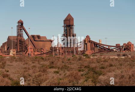 Saldanha, Westküste, Südafrika. 2022. Das mit Mottballenstahl gefertigte Saldanha-Stahlwerk war früher ein Stahlwalzwerk. Stockfoto