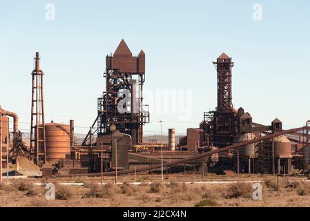 Saldanha, Westküste, Südafrika. 2022. Das mit Mottballenstahl gefertigte Saldanha-Stahlwerk war früher ein Stahlwalzwerk. Stockfoto