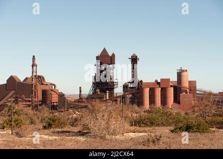 Saldanha, Westküste, Südafrika. 2022. Das mit Mottballenstahl gefertigte Saldanha-Stahlwerk war früher ein Stahlwalzwerk. Stockfoto