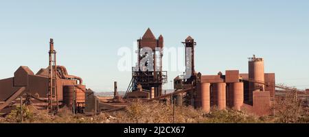 Saldanha, Westküste, Südafrika. 2022. Das mit Mottballenstahl gefertigte Saldanha-Stahlwerk war früher ein Stahlwalzwerk. Stockfoto