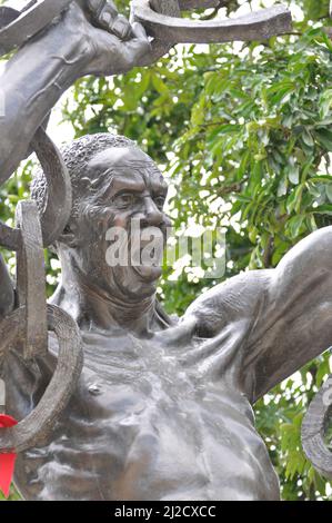 Eine vertikale Aufnahme der sambischen Freiheitsstatue vor den Regierungsbüros in der Innenstadt von Lusaka. Stockfoto