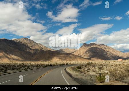 Die kurvenreiche Straße durch den kalifornischen Anza Borrego State Park in Südkalifornien in den USA an einem sonnigen Wintertag. Stockfoto