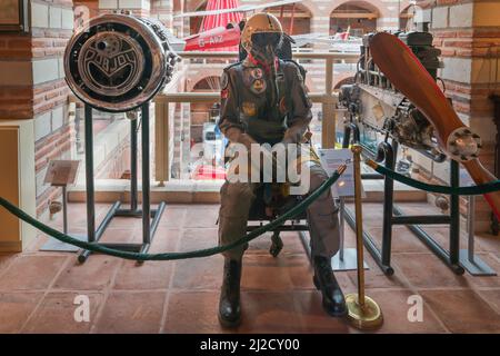 Ankara, Türkei - 26 2022. März: Wachsstatue eines türkischen Piloten, gekleidet in Fluganzüge und im Hintergrund einige Fluggeräte Stockfoto