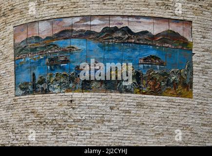 Dekoration aus Keramikfliesen, die den Lago Maggiore mit den Borromäischen Inseln auf der Außenseite eines Wohnhauses, Sanremo, Imperia, Italien, darstellen Stockfoto