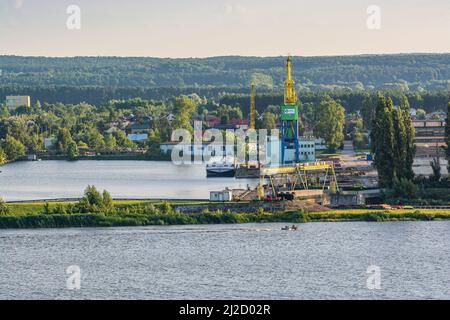 Plock, Polen - 12. August 2021. Flusswerft im Sommer Stockfoto