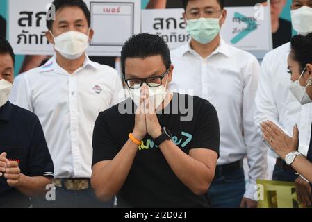 Bangkok, Thailand. 31. März 2022. HERR Sakoltee Phattiyakul (C), ehemaliger stellvertretender Gouverneur von Bangkok, die Gouverneurswahl in Bangkok, ein unabhängiger Kandidat, am 31. März 2022 im Rathaus der Metropolitan Administration Bangkok 2. (Foto von Teera Noisakran/Pacific Press/Sipa USA) Quelle: SIPA USA/Alamy Live News Stockfoto
