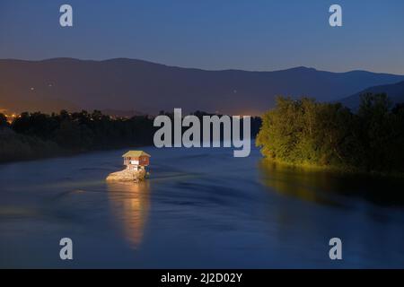 Holzhaus auf einem Felsen des Flusses Drina bei Nacht, Serbien Stockfoto