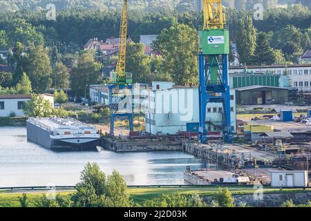 Plock, Polen - 12. August 2021. Flusswerft im Sommer Stockfoto