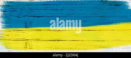 Das Konzept der ukrainischen Flagge auf einem weißen Holzhintergrund. Stockfoto