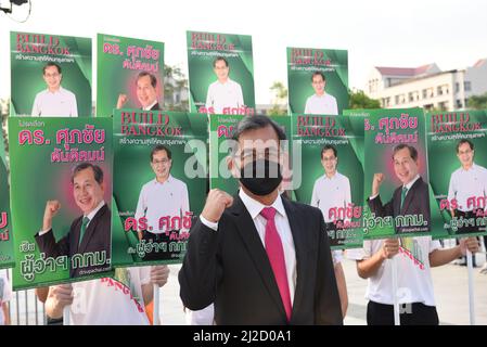 Bangkok, Thailand. 31. März 2022. Dr. Supachai Tantikhom, ehemaliger Berater des Gouverneurs von Bangkok für 3 Amtszeiten, ein unabhängiger Kandidat, Kandidaten für die Gouverneurswahl in Bangkok, am 31. März 2022, in der Metropolitan Administration Bangkok City Hall 2. (Foto von Teera Noisakran/Pacific Press/Sipa USA) Quelle: SIPA USA/Alamy Live News Stockfoto