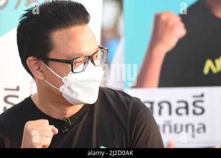 Bangkok, Thailand. 31. März 2022. HERR Sakoltee Phattiyakul (C), ehemaliger stellvertretender Gouverneur von Bangkok, die Gouverneurswahl in Bangkok, ein unabhängiger Kandidat, am 31. März 2022 im Rathaus der Metropolitan Administration Bangkok 2. (Foto von Teera Noisakran/Pacific Press/Sipa USA) Quelle: SIPA USA/Alamy Live News Stockfoto
