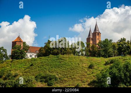 Plock, Polen - 12. August 2021. Schloss über dem Fluss im Sommer Stockfoto