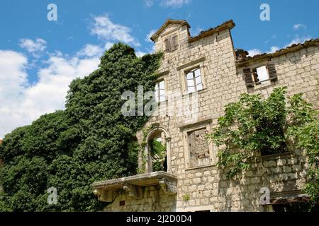 Verkommen Steinhaus in Risan, Montenegro Stockfoto