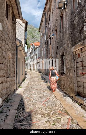 Verwinkelte Straße in der Altstadt von Risan, Montenegro Stockfoto