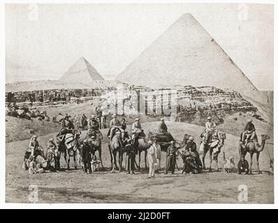 Der Prinz von Wales, geboren Albert Edward, (1841 - 1910), und sein Gefolge auf Kamelen vor der Großen Pyramide und Pyramide von Khepre während einer königlichen Tour durch den Nahen Osten, Gizeh, Kairo, Ägypten, März 5, 1862. Fotografie von Francis Bedford (1815/1816 - 1894). Stockfoto