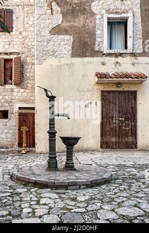 Wasserbrunnen mit Handpumpe in der Altstadt von Kotor, Montenegro Stockfoto