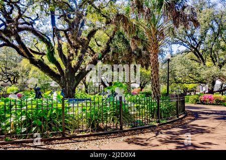 Lebende Eichen, Azaleen und andere Pflanzen schaffen eine üppige Landschaft auf dem Washington Square, 26. März 2022, in Mobile, Alabama. Stockfoto