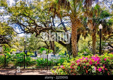 Lebende Eichen, Azaleen und andere Pflanzen umgeben den Brunnen am Washington Square, 26. März 2022, in Mobile, Alabama. Stockfoto