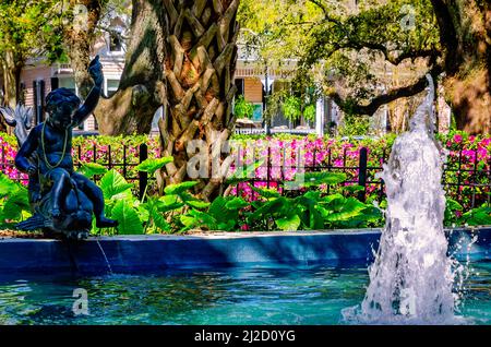 Lebende Eichen, Azaleen und andere Pflanzen umgeben den Brunnen am Washington Square, 26. März 2022, in Mobile, Alabama. Stockfoto