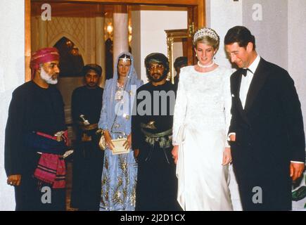 Prinz und Prinzessin von Wales, Naher Osten Tour November 1986. Unser Bild Zeigt ... Prinzessin Diana und Prinz Charles nehmen am Abendessen des Amir von Katar am Freitag, den 14.. November 1986 Teil. Stockfoto