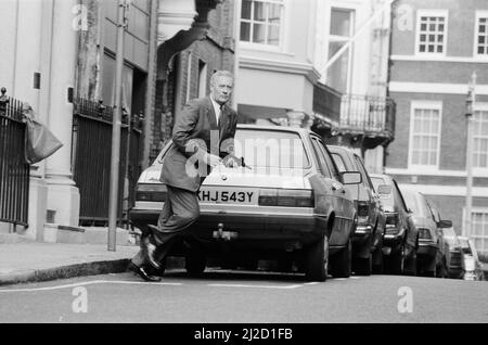 Der britische Schauspieler Edward Woodward, der in der amerikanischen Fernsehserie The Equalizer den Ex-Agenten Robert McCall spielt, posiert in London mit einem Maschinengewehr, um die Serie zu promoten. 25.. Oktober 1986. *** Lokale Bildunterschrift *** Der Equalizer Stockfoto