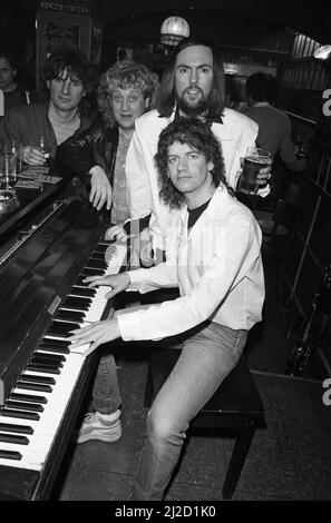 Slade lanciert ihr neues Album 'Rogue's Gallery' mit einer Party im Royal Exchange Pub in Bilston. L-R Don Powell, Noddy Holder, Dave Hill und Jim Lea. 21.. März 1985. Stockfoto