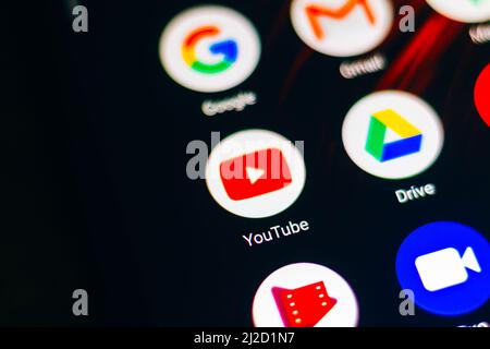 In dieser Abbildung werden die Google-, Gmail-, Youtube- und Google Drive-App-Symbole auf einem Smartphone-Bildschirm angezeigt. Stockfoto