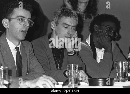 Bevor die Red Wedge Tour mit ihrer musikalischen Show voller politischer Propaganda auf die Bühne ging, um die Labour Party in Westminster wieder an die Macht zu bringen, fand im Odeon Cinema in Birmingham ein Presseempfang statt. Paul Weller (Mitte). Im Glas ist Richard Coles von den Communards, der am Coles27.. Januar 1986 Reverend Richard wurde Stockfoto