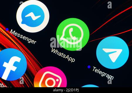 In dieser Abbildung werden die App-Symbole Messenger, WhatsApp und Telegram auf einem Smartphone-Bildschirm angezeigt. Stockfoto