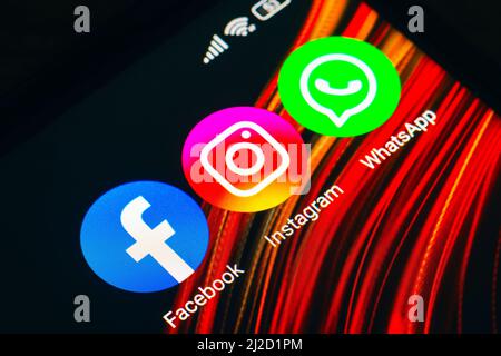 In dieser Abbildung werden die Facebook-, Instagram- und WhatsApp-App-Symbole auf einem Smartphone-Bildschirm angezeigt. Stockfoto