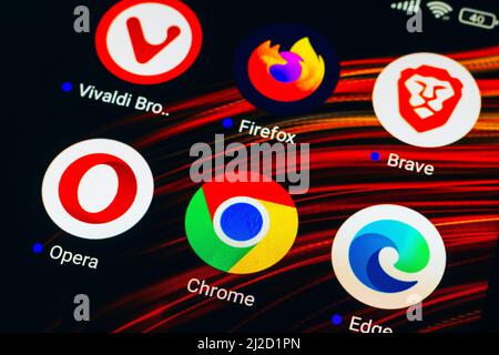 In diesem Foto Illustration die Vivaldi, Firefox, Brave, Opera, Google Chrome und Microsoft Edge App-Symbole auf einem Smartphone-Bildschirm angezeigt. Stockfoto