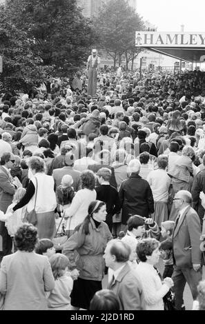 Eröffnung des Hamleys Toy Shop, Bull Street, Birmingham, 12.. Oktober 1985. Hamleys, der älteste und größte Spielwarenladen der Welt, eröffnet morgen in der Bull Street (drei Stockwerke des ehemaligen Debenhams-Ladens) einen neuen Laden. Unser Bild zeigt Szenen aus der Menge vor dem Laden. Stockfoto