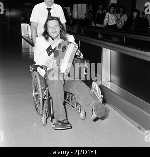 Popsänger Meat Loaf verlässt den Flughafen Heathrow im Rollstuhl. 23.. Juni 1985. Stockfoto