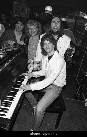 Slade lanciert ihr neues Album 'Rogue's Gallery' mit einer Party im Royal Exchange Pub in Bilston. L-R Don Powell, Noddy Holder, Dave Hill und Jim Lea. 21.. März 1985. Stockfoto