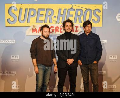 Paris, Frankreich. 31. Januar 2022, Ein Gast, Guillaume Pley und ein Gast bei der Super Heros Malgre Lui Premiere am 31 2022. Januar im Grand R Stockfoto