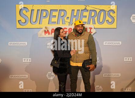 Paris, Frankreich. 31. Januar 2022, Kamel Guenfoud und ein Gast bei der Super Heros Malgre Lui Premiere am 31 2022. Januar im Grand Rex Stockfoto