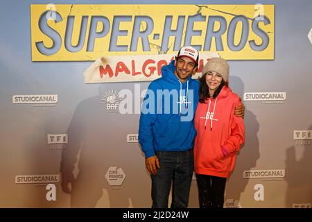 Paris, Frankreich. Am 31. Januar 2022 nahmen Tomer Sisley und Sandra Sisley an der Super Heros Malgre Lui Premiere am 31 2022. Januar im Grand Rex Teil Stockfoto