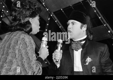 Elton John und Millie Jackson treten beim Montreux Pop Festival auf. Sie haben eine neue Single 'an Act of war' veröffentlicht. 9. Mai 1985. Stockfoto